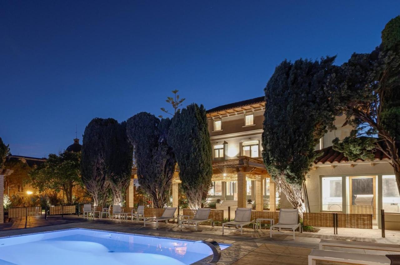 Hotel Boutique Mirlo Barcelona Exterior foto The hotel at night