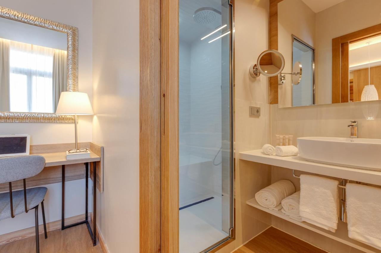 Hotel Boutique Mirlo Barcelona Exterior foto A shower cubicle