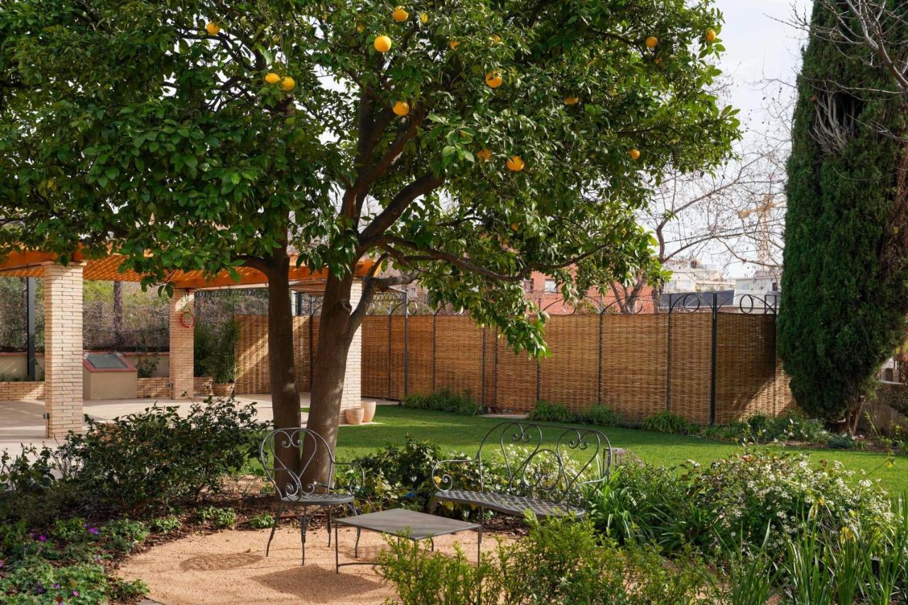 Hotel Boutique Mirlo Barcelona Exterior foto The garden of the museum