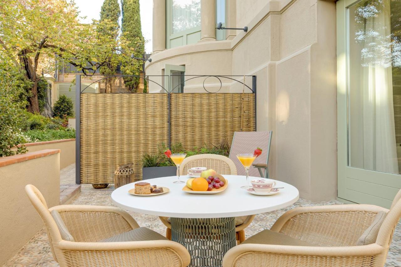 Hotel Boutique Mirlo Barcelona Exterior foto A typical patio
