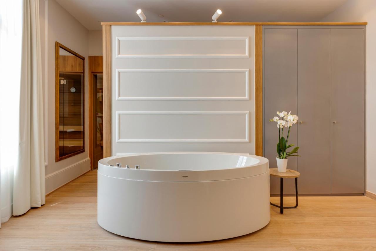Hotel Boutique Mirlo Barcelona Exterior foto A freestanding bathtub